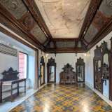 ...per spostarci nell�antica sala pranzo. La regale stanza conserva ancora i mobili di fine �800...